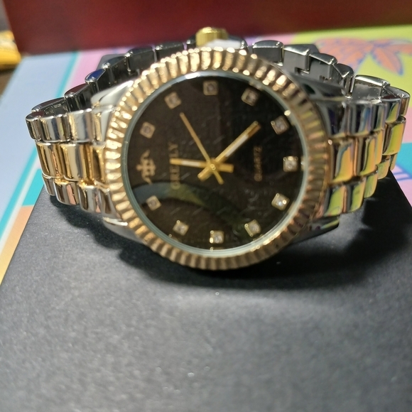 Gold and Silver Quartz Watch - Picture 3 of 6